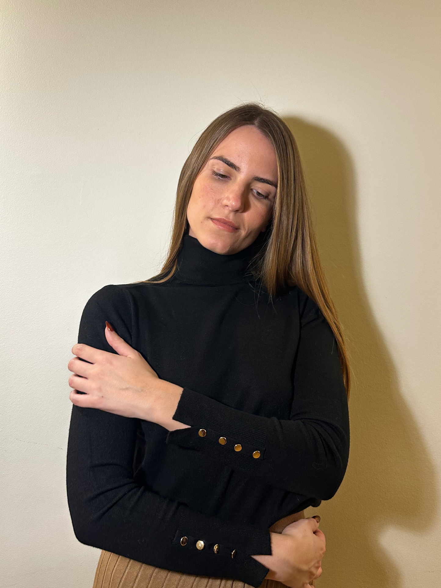 Turtleneck with gold buttons on the sleeves